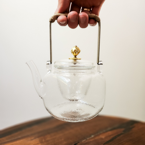 TETERA DE VIDRIO CON ASA COBRE