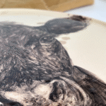 BANDEJA CIRCULAR DE CERÁMICA VACA - Imagen 3