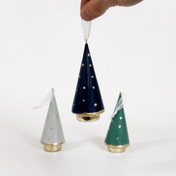 ADORNO PINO CON COPOS 12CM