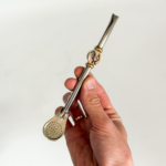 BOMBILLA ARTESANAL DISEÑO GALLO GRABADO - Imagen 2