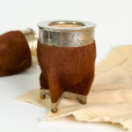 MATE IMPERIAL DE CUERO PELUDO BASE BOLITAS - Imagen 6