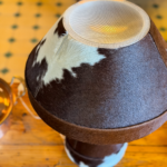LÁMPARA HONGO DE CUERO CON PIEL DE VACA MARRÓN - Imagen 2