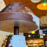 LÁMPARA HONGO DE CUERO CON PIEL DE VACA MARRÓN - Imagen 3