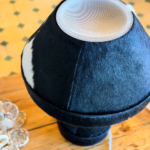 LÁMPARA HONGO DE CUERO CON PIEL DE VACA NEGRA - Imagen 2