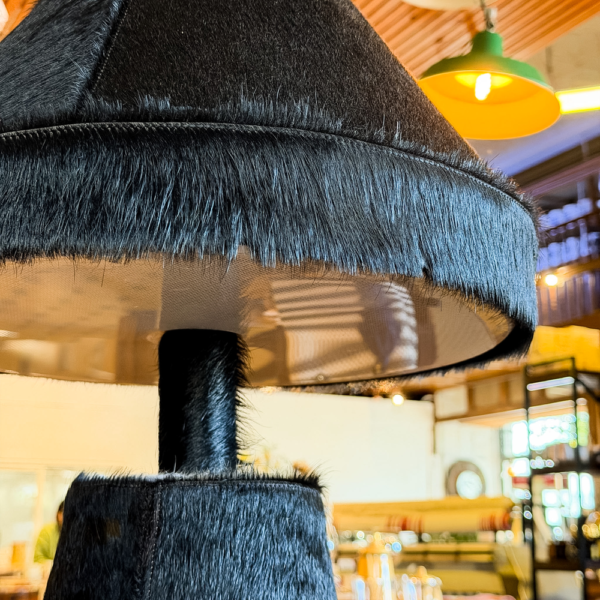 LÁMPARA HONGO DE CUERO CON PIEL DE VACA NEGRA