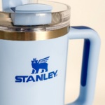 VASO STANLEY QUENCHER 1.182ML CONFLOWER GLOSS - Imagen 5