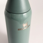 BOTELLA STANLEY ALL DAY SLIM 591ML SHALE - Imagen 3